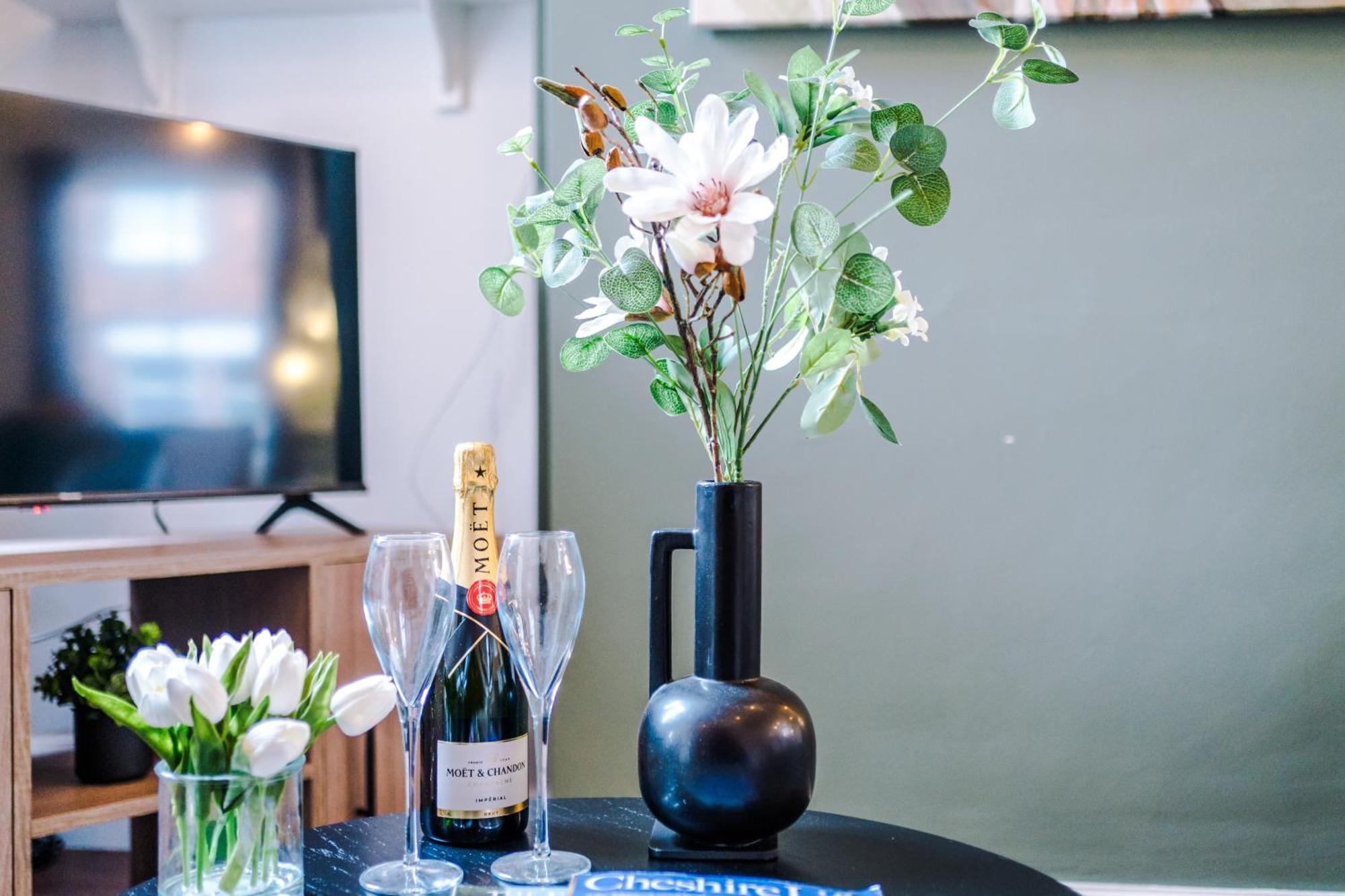 New! Stunning 2-Bed City-Centre Home In Chester By 53 Degrees Property - Ideal For Couples & Groups - Sleeps 6! ภายนอก รูปภาพ
